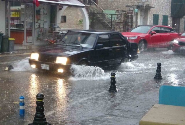 Menteşe’de şiddetli yağmur ve dolu etkili oluyor