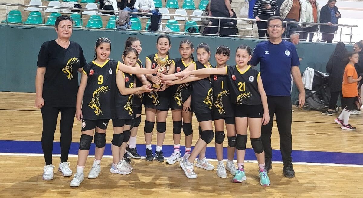 Köyceğizli minikler Voleybol Turnuvası’nda şampiyon oldu