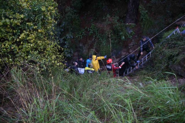 Fethiye’de otomobil uçuruma düştü