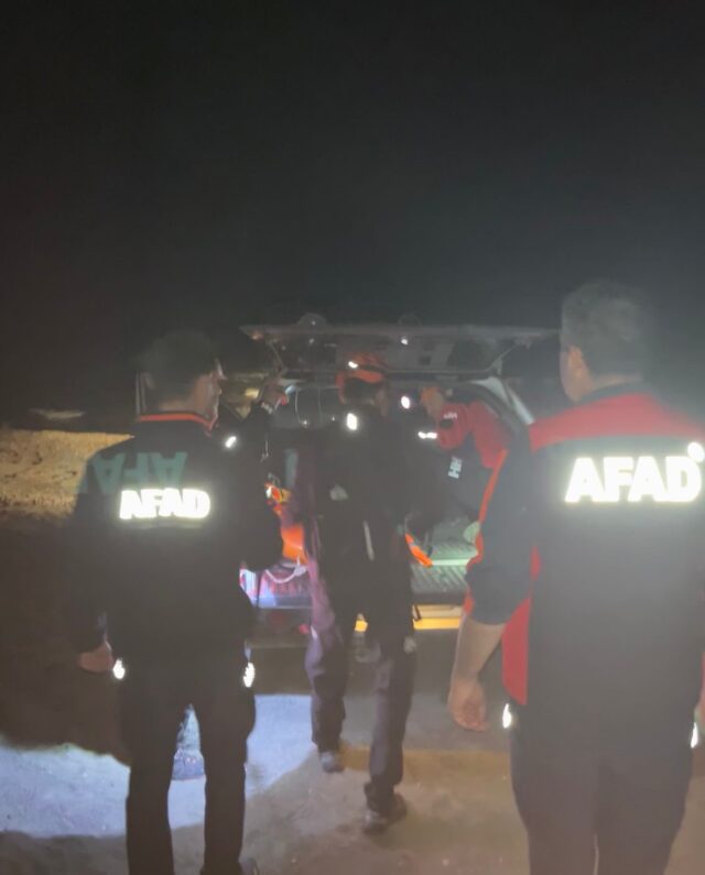 Sarp arazide yaralanan göçmen kurtarıldı