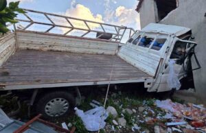 Kontrolden çıkan kamyonet eve çarptı: 1 ölü