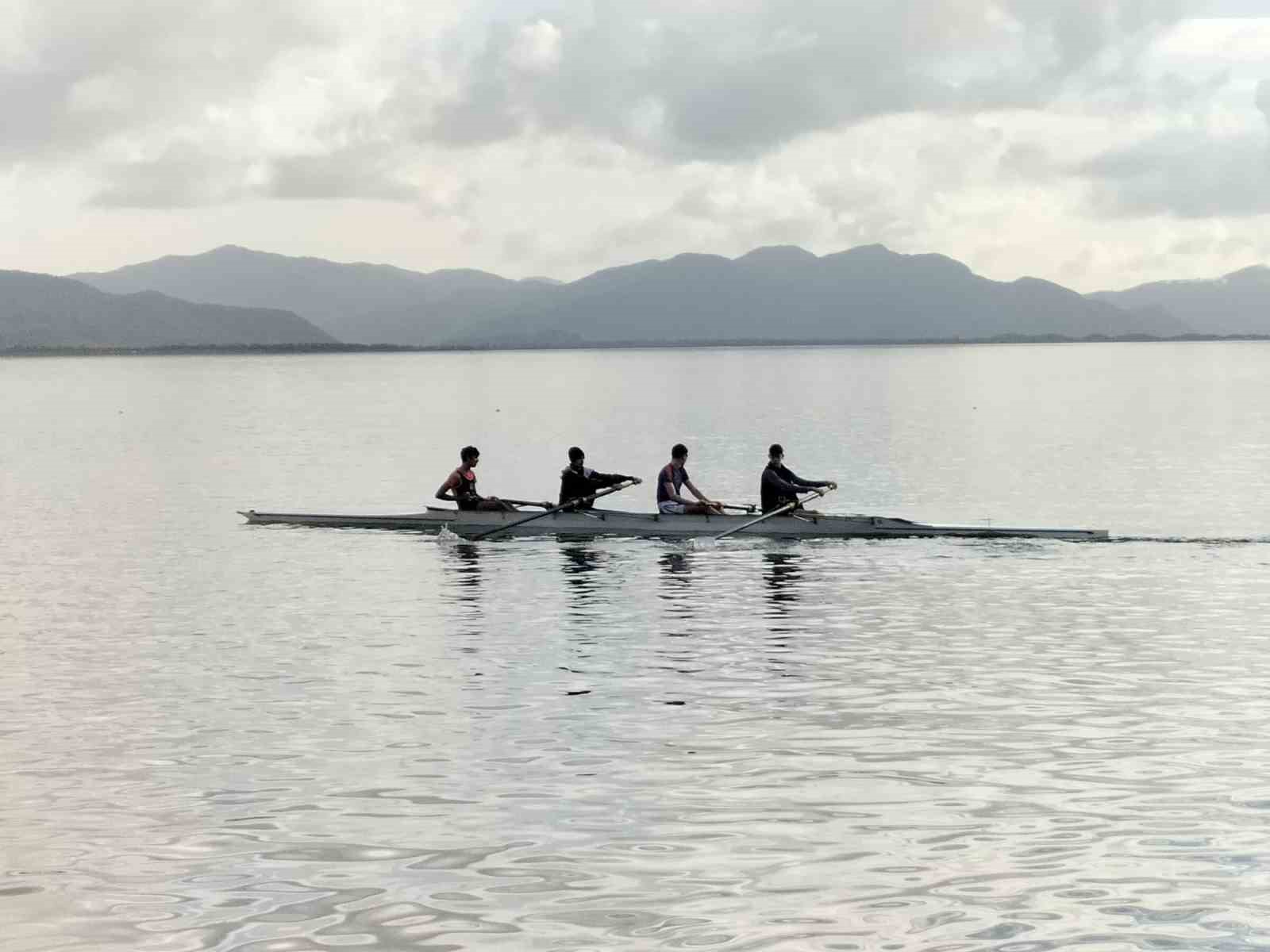 Köyceğiz’de yarıyıl tatili kürek okulu eğitimleri sürüyor