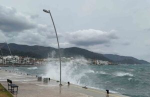Marmaris’te fırtına etkisini göstermeye devam ediyor