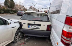 Yatağan’daki kazada üç araç hasar gördü