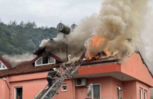 Fethiye’de üç katlı evin çatı katı alevlere teslim oldu