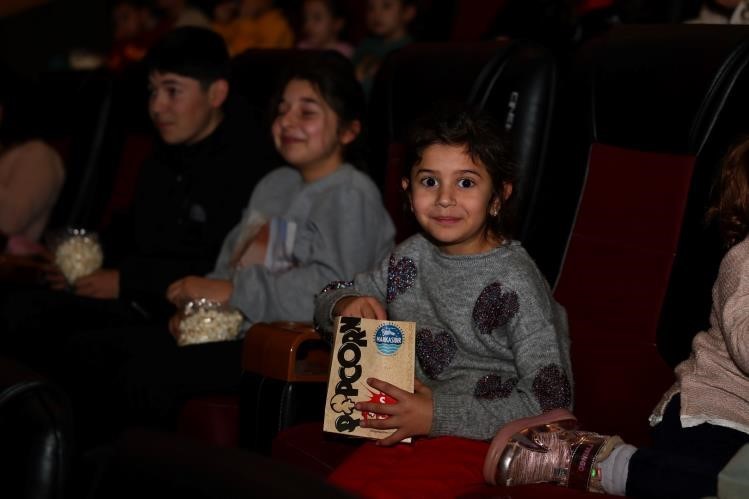 Çocuklara sürpriz sinema gösterimi