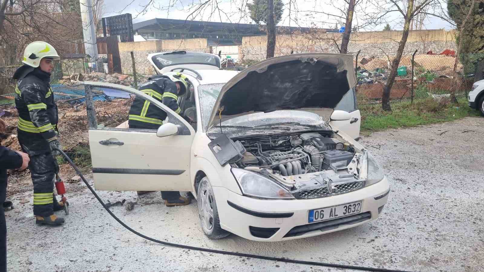Muğla’da park halindeki otomobil alev aldı