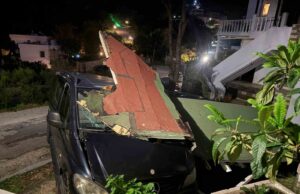 Park halindeki araçların üzerine yıkıldı