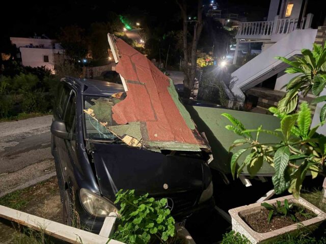 Park halindeki araçların üzerine yıkıldı