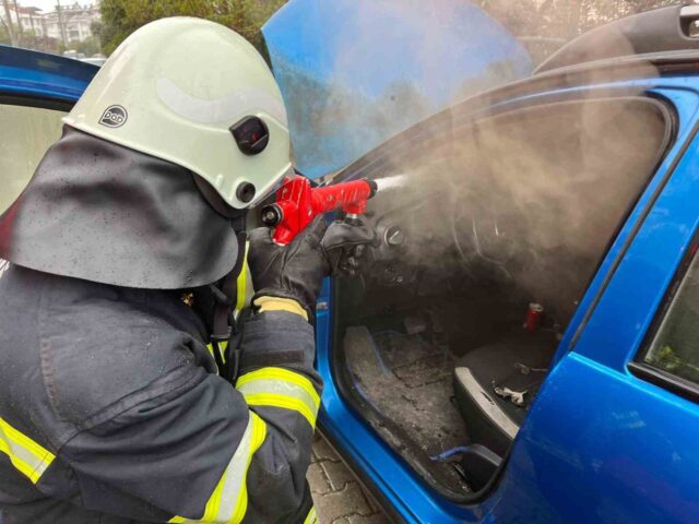Aracın konsolunda başlayan yangın kısa sürede söndürüldü