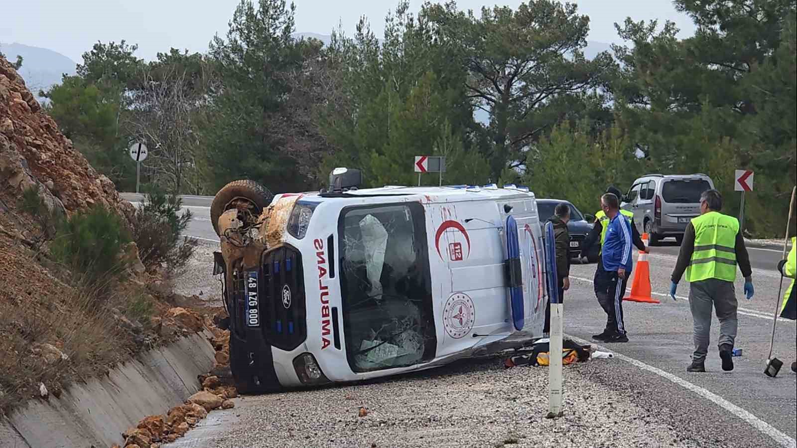 Fethiye-Korkuteli karayolunda ambulans kazası: 1 yaralı