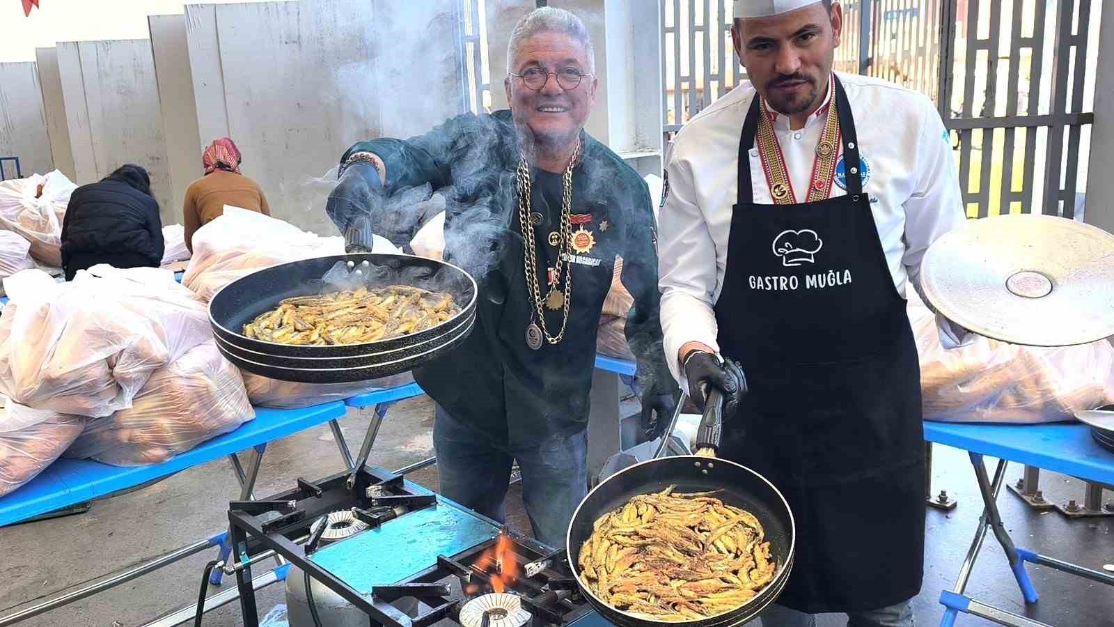 Muğla’da Karadeniz rüzgarı: 5 ton hamsi ikram edildi