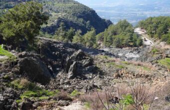 Seydikemer’de heyelan nedeniyle yol kapandı