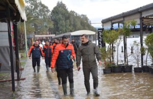 Köyceğiz Kaymakamı Kumcu, çizmesini giydi, kordonda incelemelerde bulundu