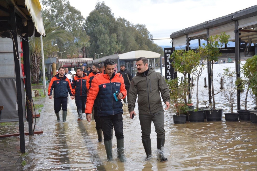 Köyceğiz Kaymakamı Kumcu, çizmesini giydi, kordonda incelemelerde bulundu