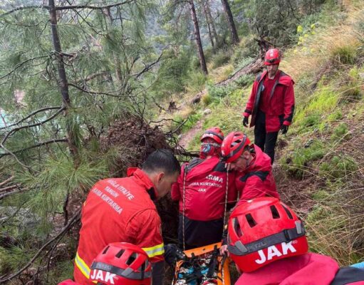Kabak Koyu’nda kayalıklardan düşen genç kurtarıldı