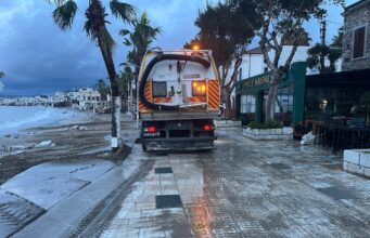 Belediye ekiplerinden fırtına ve yağmur sonrası kapsamlı temizlik