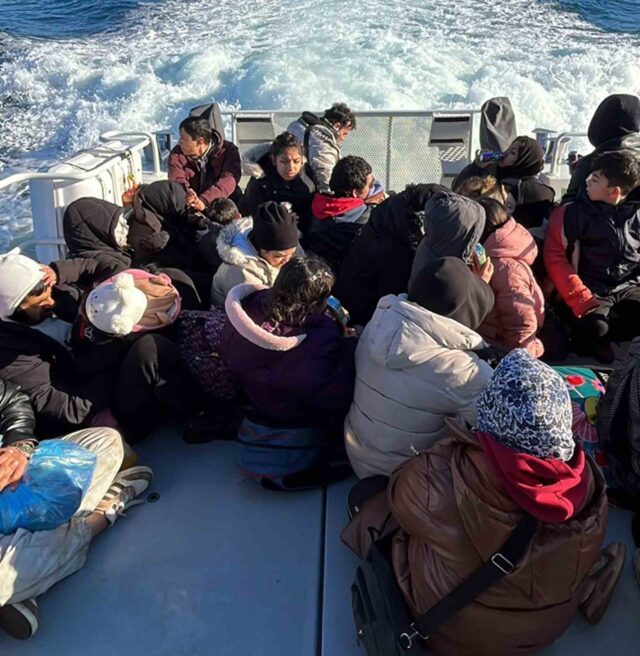 Düzensiz göçmenler karada mahsur kaldı