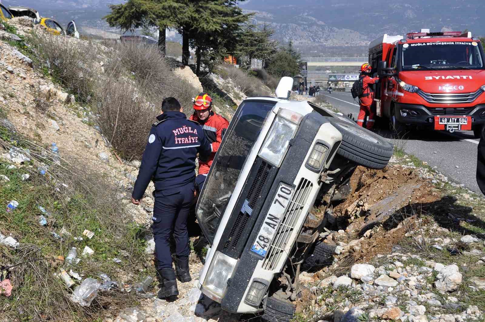 Kaza yapan Tofaş aracın içinde sıkışan vatandaşı itfaiye ekipleri kurtardı