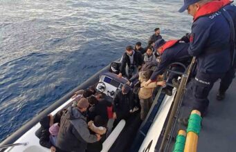 25 düzensiz göçmen ve 2 göçmen kaçakçılığı şüphelisi yakalandı