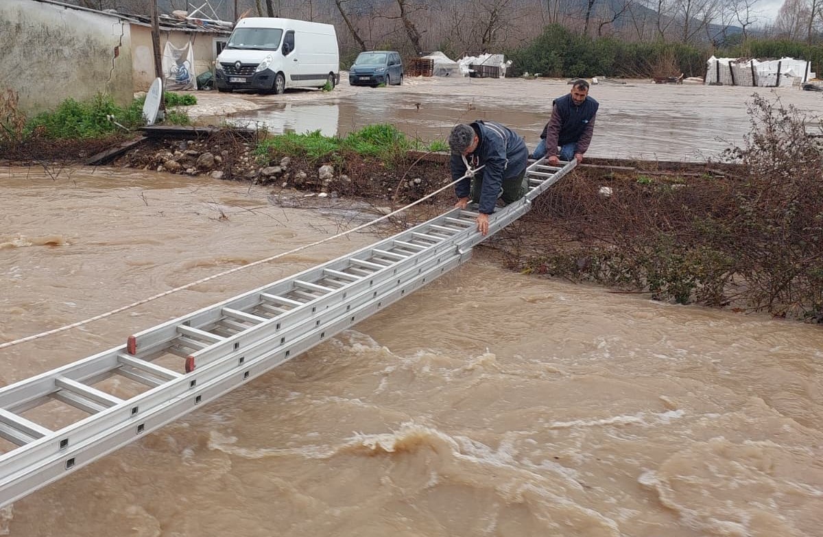 Seydikemer’de mahsur kalan vatandaşları itfaiye ekipleri kurtardı