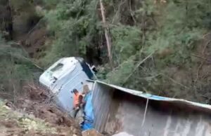 Milas’ta tır şarampole devrildi: 1 yaralı