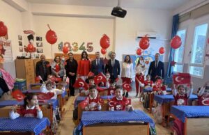 Bodrum’da öğrenciler kırmızı beyaz ay yıldızlı kıyafetlerle eğitime başladı