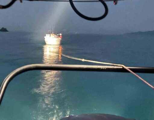 Fethiye’de makine arızası nedeniyle sürüklenen tekne kurtarıldı