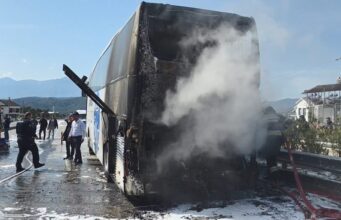 Yolcu otobüsü yandı, bagajdaki 3 tavuk telef oldu