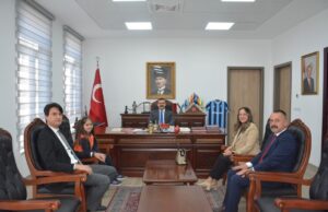 Köyceğiz’de İstiklal Marşı’nı okuma yarışmasında 1’inci olan öğrenci ödüllendirildi