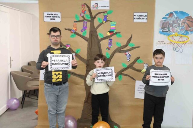 Muğla’da çoraplar farkındalık için boyandı