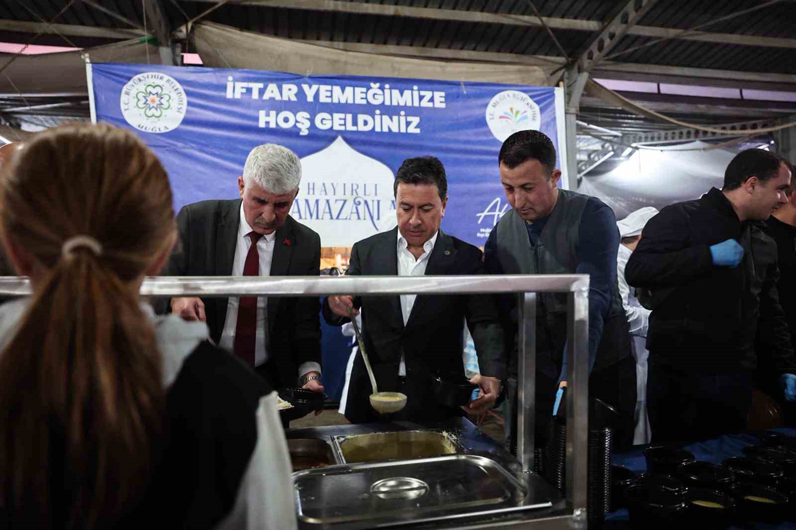 Muğla Büyükşehir iftar sofralarını ilçelerde kurmayı sürdürüyor