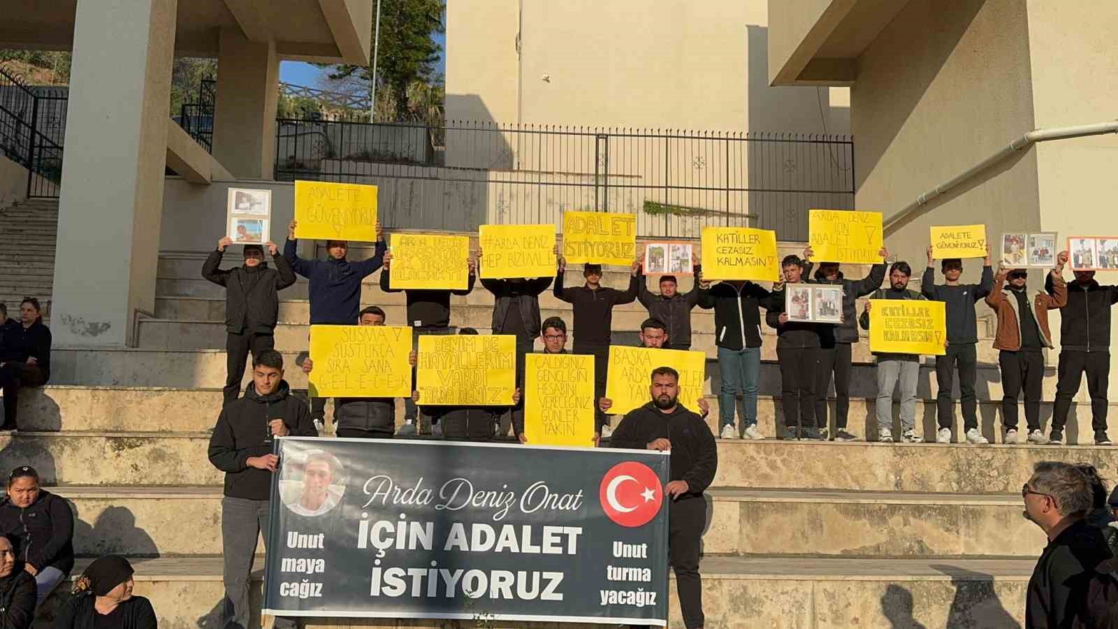 Marmaris’te teknedeki kavgada hayatını kaybeden gencin davası başladı: Adliye önünde “adalet istiyoruz” sesi yükseldi