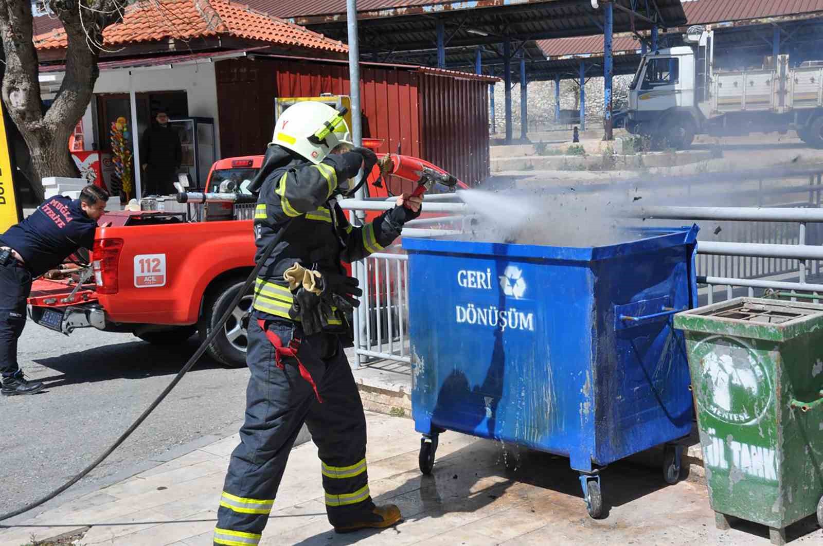 Menteşe’de çöp konteyneri yangını