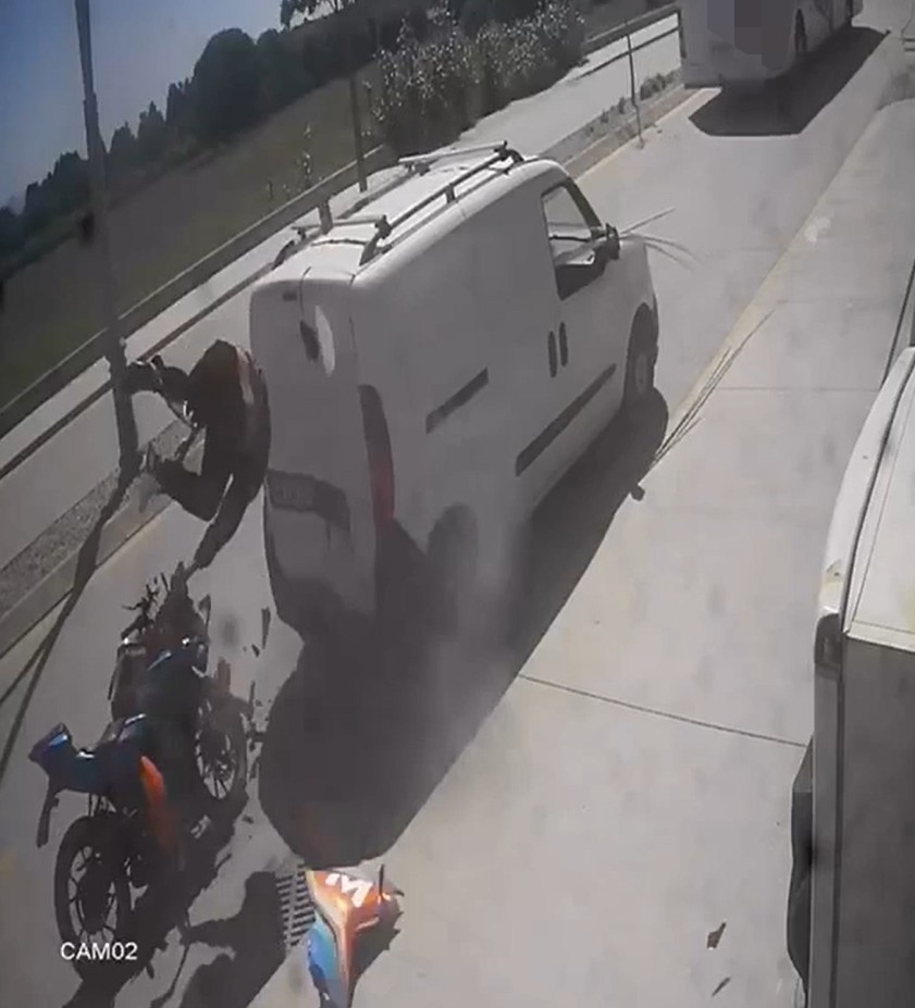 Datça’da park halindeki araca çarpan motosiklet sürücüsü yaralandı