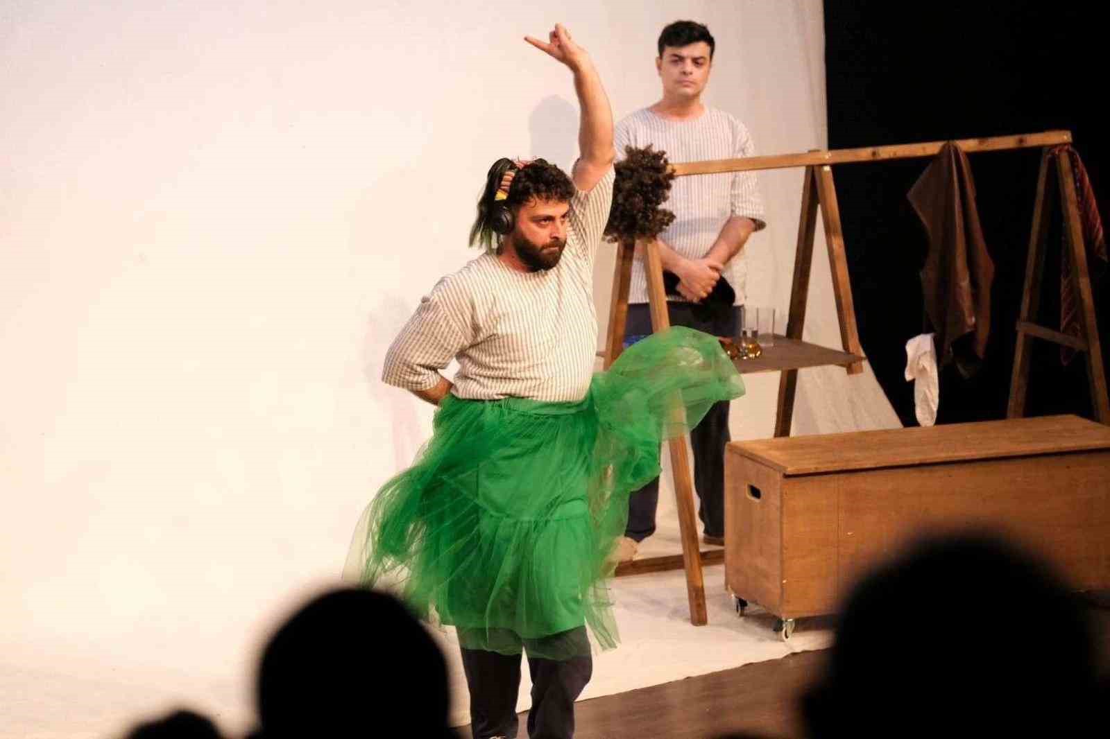 Bodrum’da perde “Cambazın cenazesi” ile kapanıyor