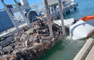 Yanan teknelerin enkazları kaldırılıyor