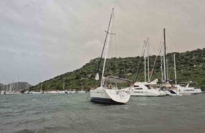 Bodrum’da fırtına etkili oldu, 2 tekne karaya oturdu