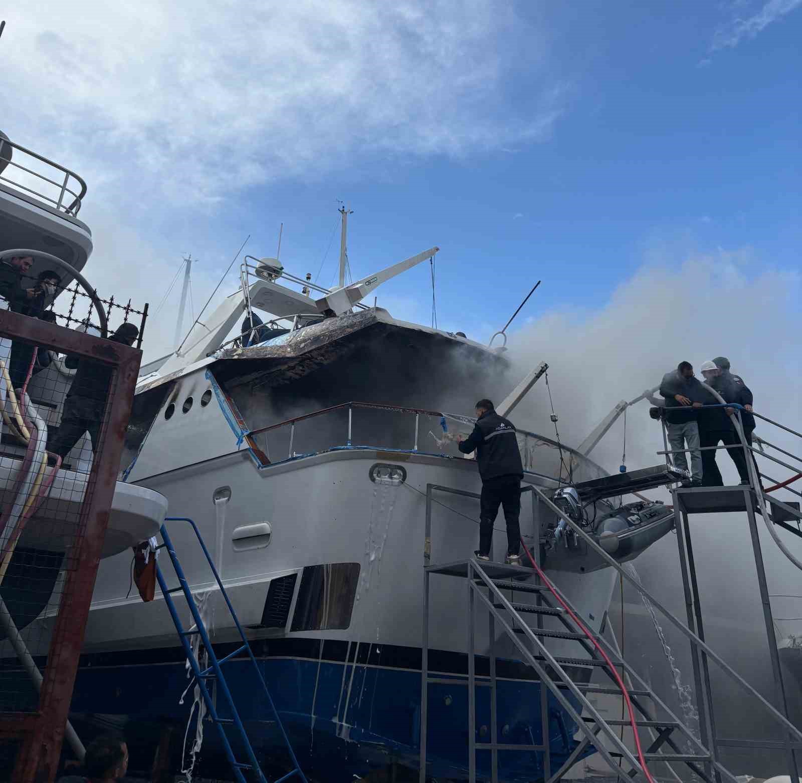 Bodrum’da Sadri Şener’in motoryatında yangın çıktı