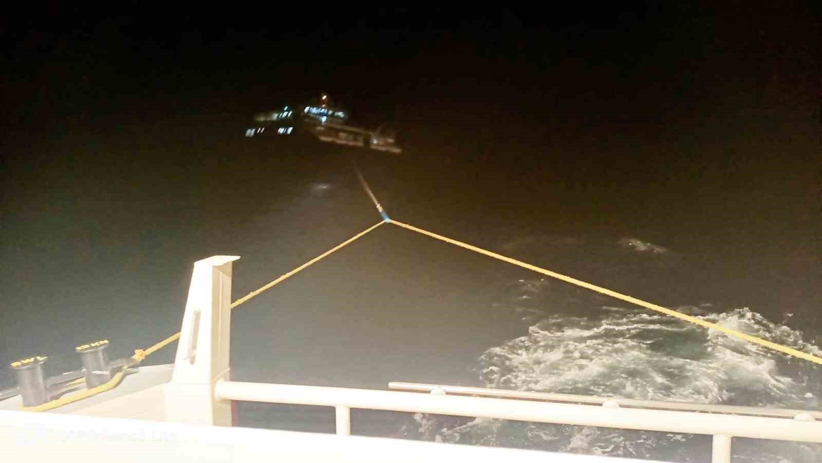 Fethiye açıklarında makine arızası nedeniyle sürüklenen tekne kurtarıldı