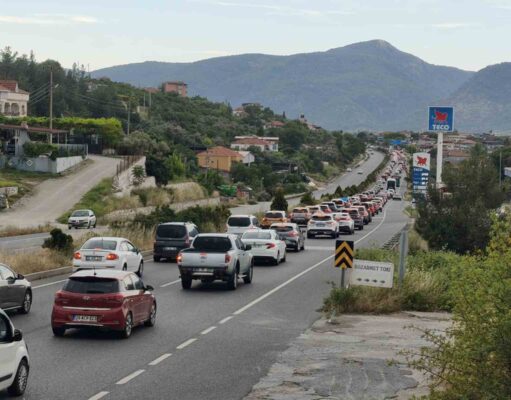 Tatilciler Muğla’ya akın etti: Araç kuyruğu 22 kilometreye ulaştı