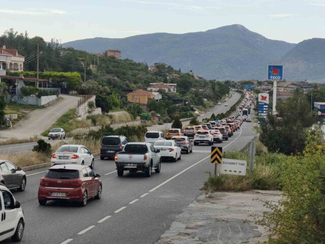 Tatilciler Muğla’ya akın etti: Araç kuyruğu 22 kilometreye ulaştı
