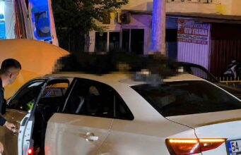 Kazada otomobilin üzerine savrulan motosiklet sürücüsü hayatını kaybetti