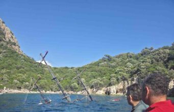 Marmaris’te gezi teknesi battı, yolcular tahliye edildi