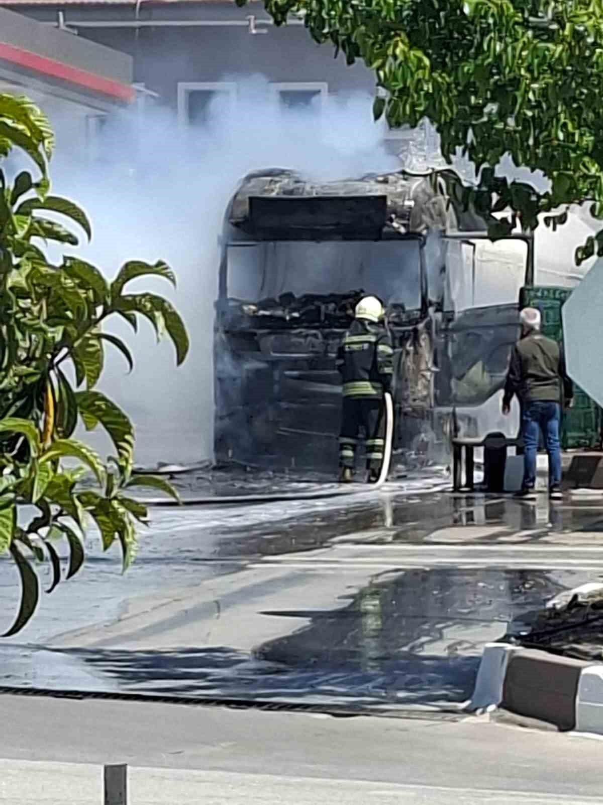 Akaryakıt istasyonunda alev alan tır kullanılamaz hale geldi