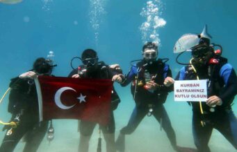 Fethiye’de dalgıçlardan ’ıslak’ bayram kutlaması