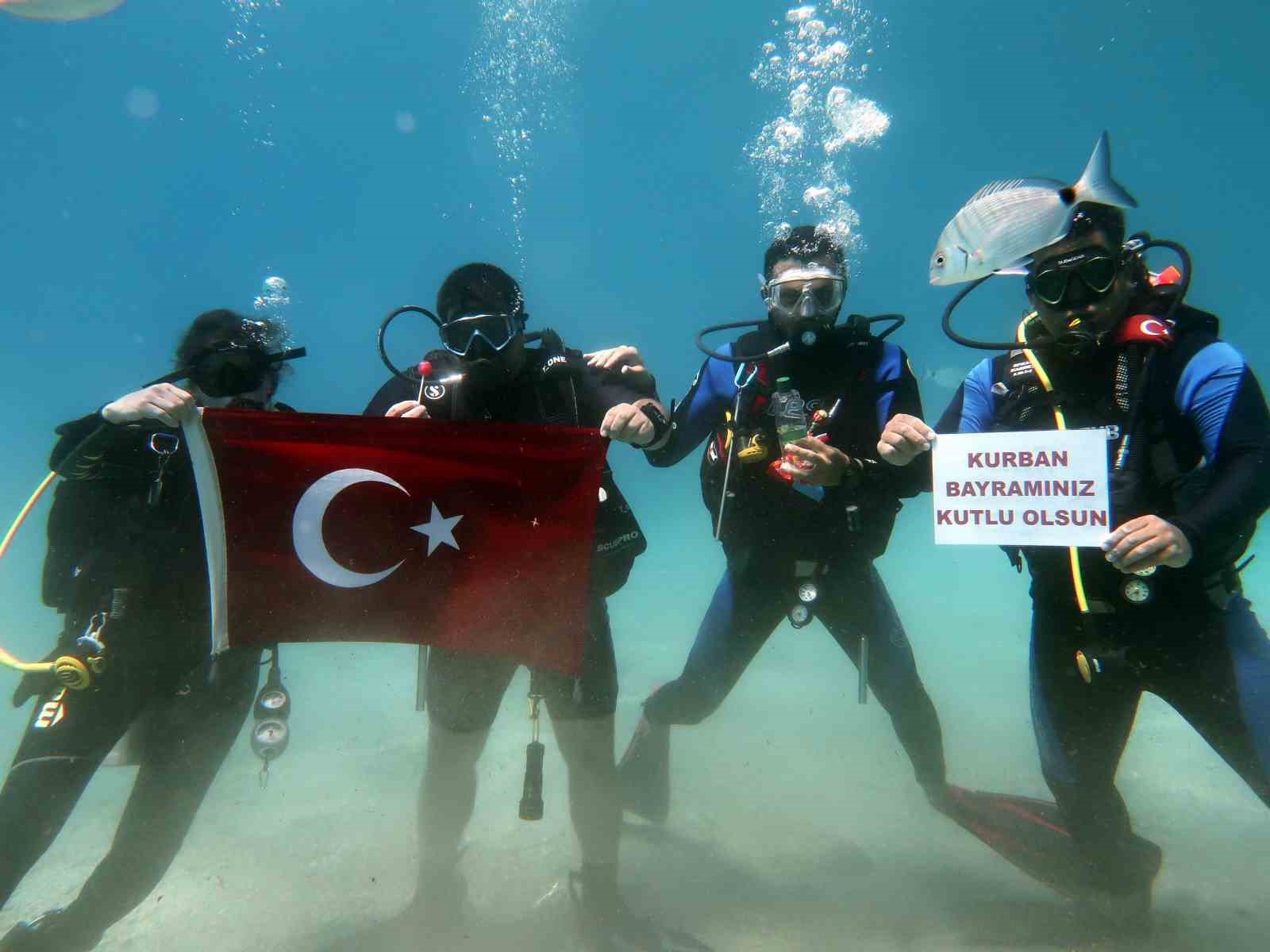 Fethiye’de dalgıçlardan ’ıslak’ bayram kutlaması