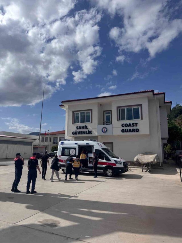 Özel teknede rahatsızlanan vatandaşa tıbbi tahliye