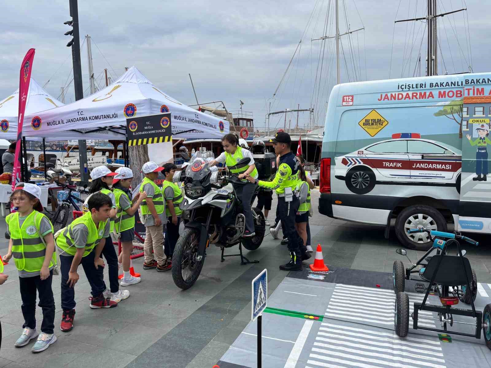 Bodrum’da öğrenci ve vatandaşlara trafik eğitimi verildi
