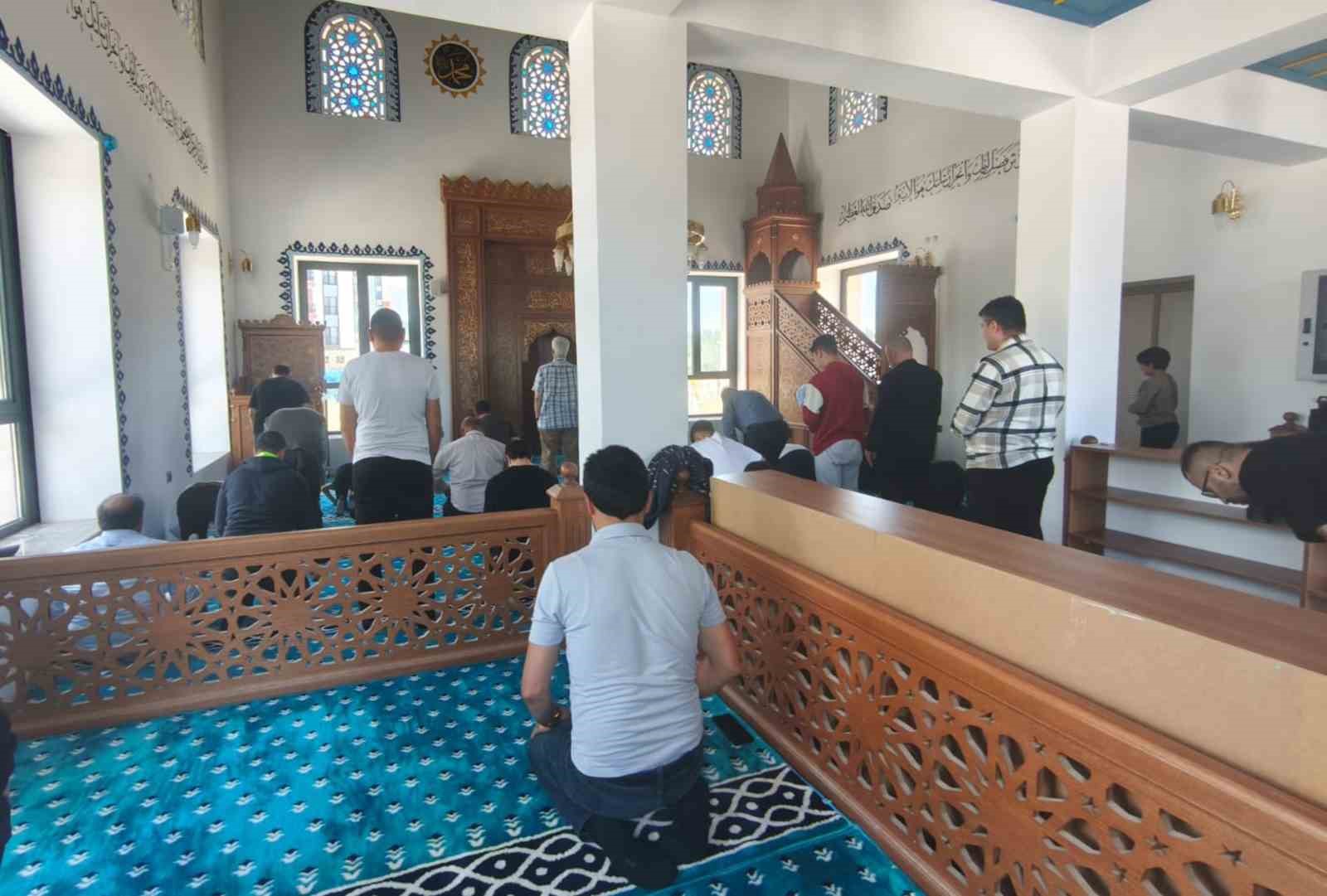 Akçaova TOKİ Camii’nde ilk Cuma namazı kılındı